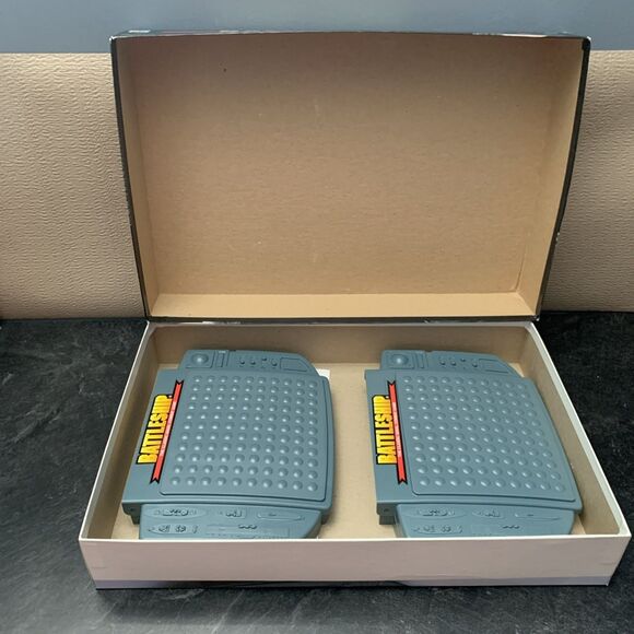 Vintage 1998 Battleship Game The Classic Naval Combat Game Milton Bradley Hasbro - Picture 8 of 14